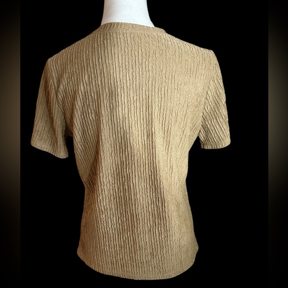 Pretty, unbranded shirt with stretchy fabric which requires no maintenance. - Picture 3 of 8